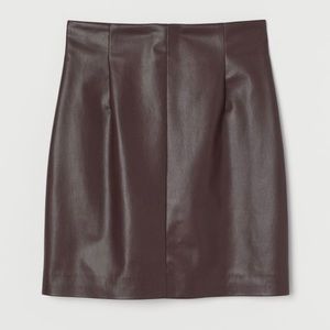 Short skirt in faux leather with a high waist